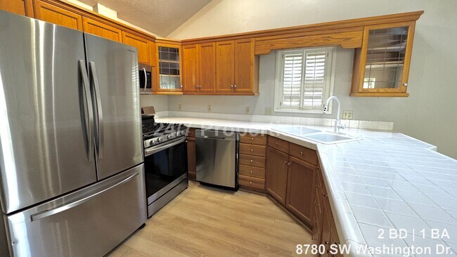 Building Photo - Bright 2 BD | 1 BA Home - A Hidden Gem in Garden Home!