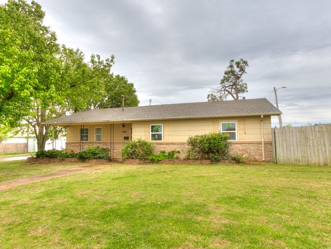 Primary Photo - 3300 SW 40th St