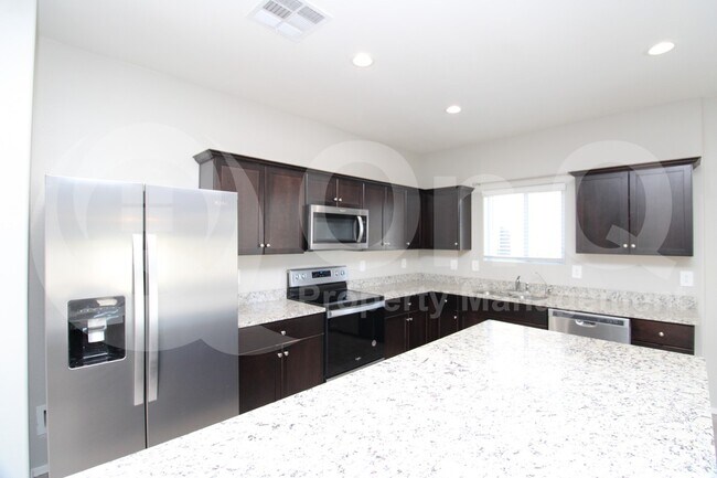 Building Photo - 4644 W Nutmeg Ave