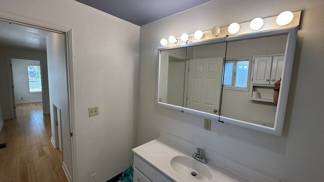 Building Photo - 4bd 2 bath Home in Westmoreland, Portland:...
