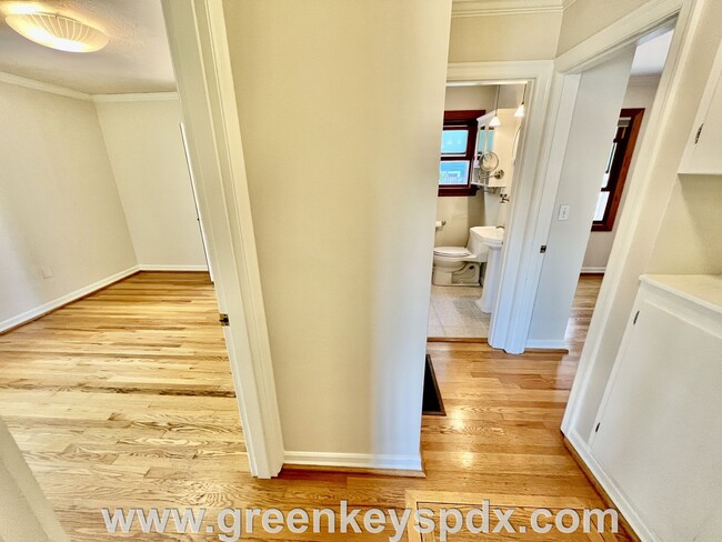 Building Photo - 2-Bedroom House in South Tabor with Fenced...