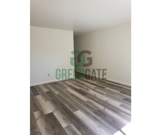 Building Photo - 700 W Roseburg Ave