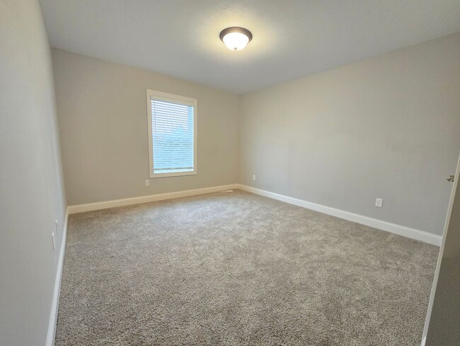 Building Photo - 6 Bedroom Home in Brookridge Estates