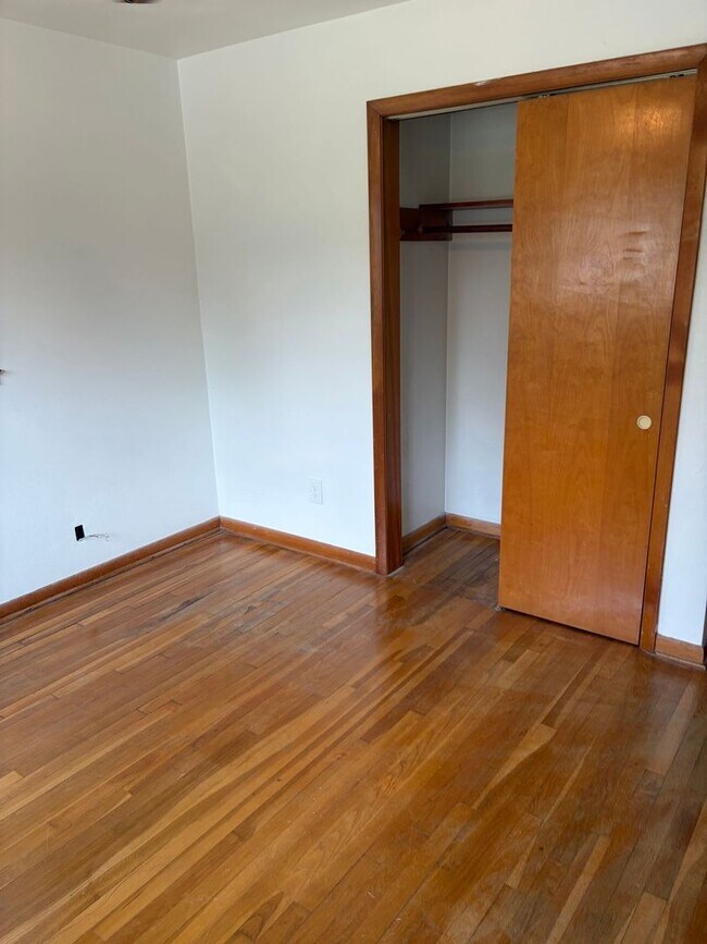 Building Photo - Rooms for Rent