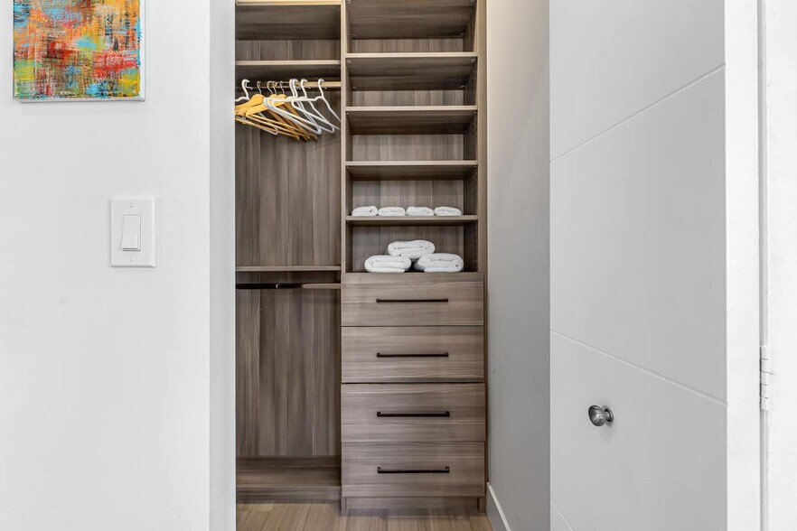 Building Photo - 828 SW 14th Ct