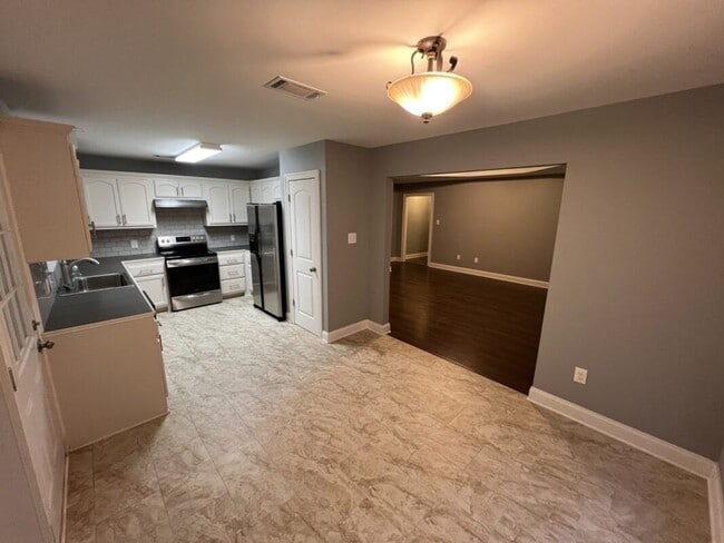 Building Photo - Must See!  Trendy 3 bedroom, 2 bath home i...