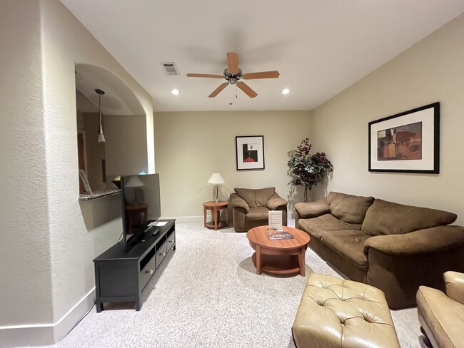 Building Photo - BEAUTIFUL CONDO WITH AMENITIES NEAR VANDER...