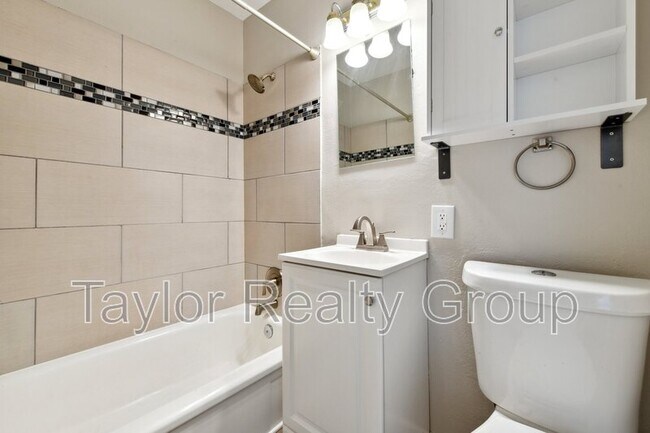 Building Photo - 1252 Xanthia St