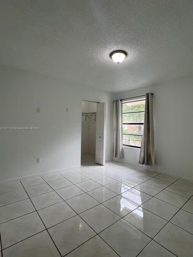 Building Photo - 526 NW 99th Ct