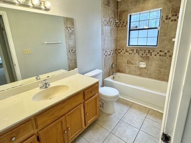 Building Photo - Spacious 3 Bedroom 2 Bath Available Now!