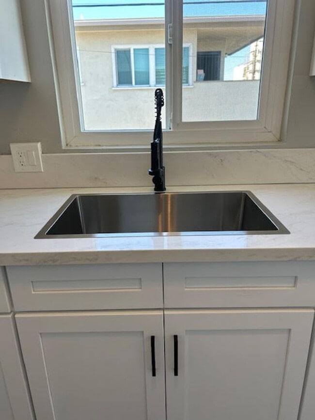 Building Photo - Cable