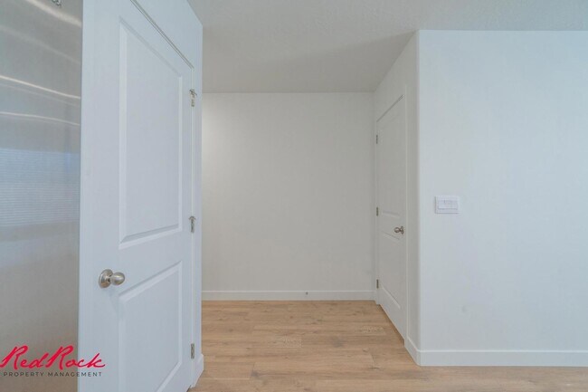 Building Photo - Dog Friendly! 3 Bedroom 2 Bathroom Townhome in Long Valley.