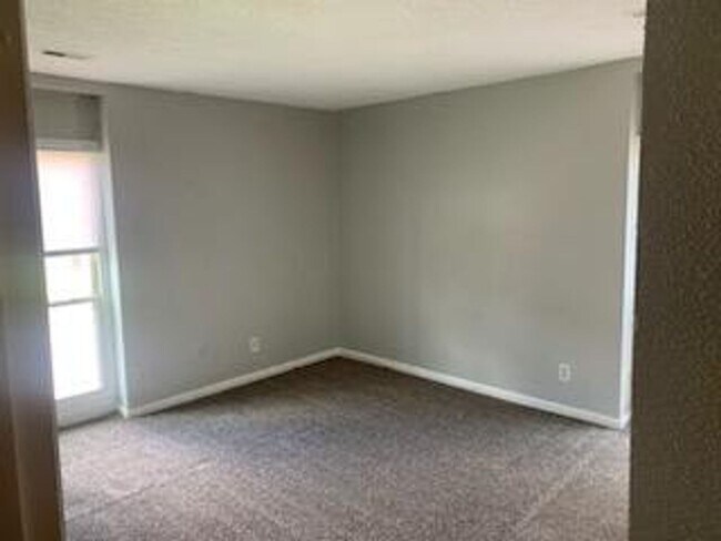 Building Photo - Spacious Two Bedroom Apartment near Oceana