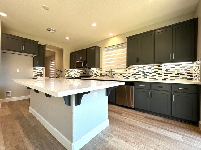 Building Photo - Beautiful Newer 5 Bedroom, 4 Bath in the h...