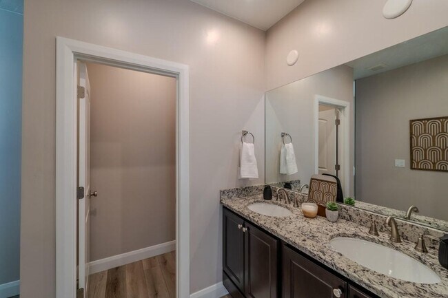 Building Photo - Beautiful 3 bed 2 bath Desert Color Home! ...
