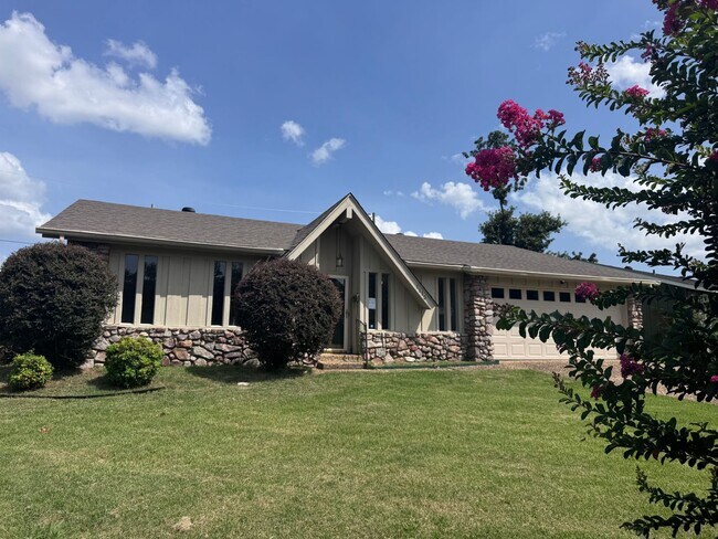 Building Photo - 1115 Briar Creek Rd