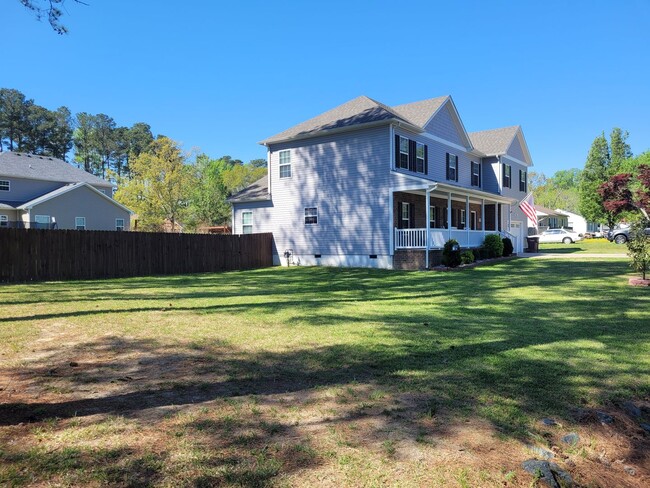Building Photo - Beautiful & Spacious 4 bedroom, 2.5 bath h...