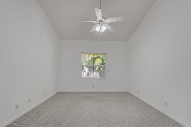 Building Photo - 479 Tequesta Dr