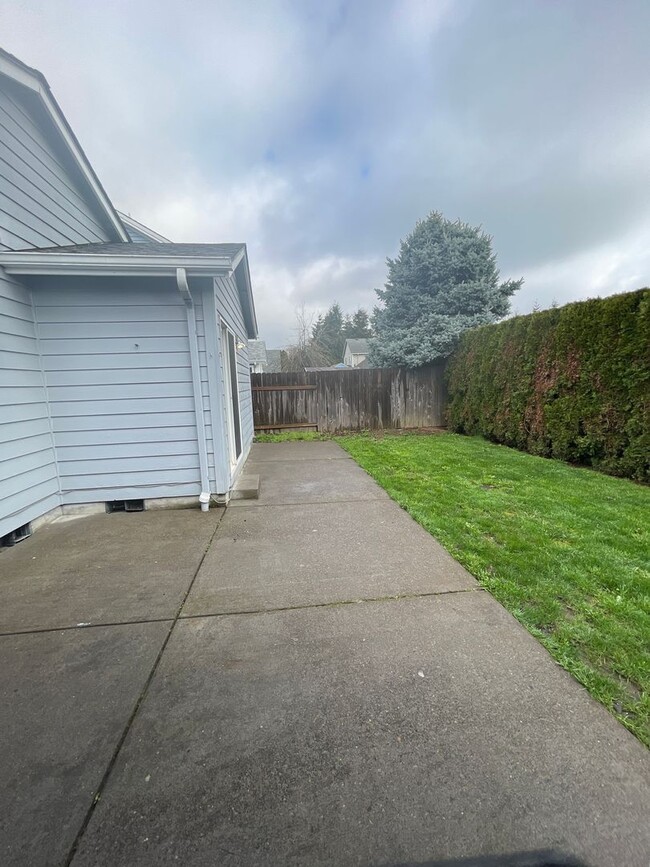 Building Photo - 3 Bed 2 Bath Home - Fenced Yard - Pets All...