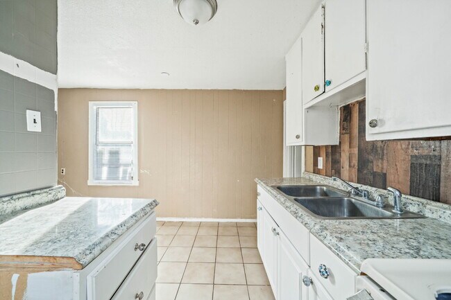 Building Photo - Cozy Efficiency w/ ALL BILLS PAID