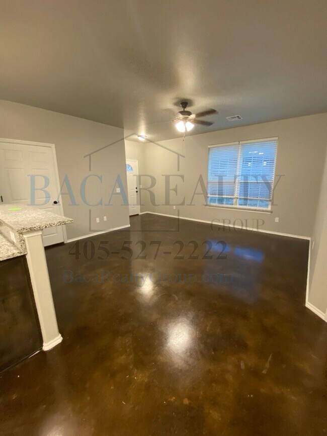 Building Photo - 3br 2ba duplex with 2 car garage!