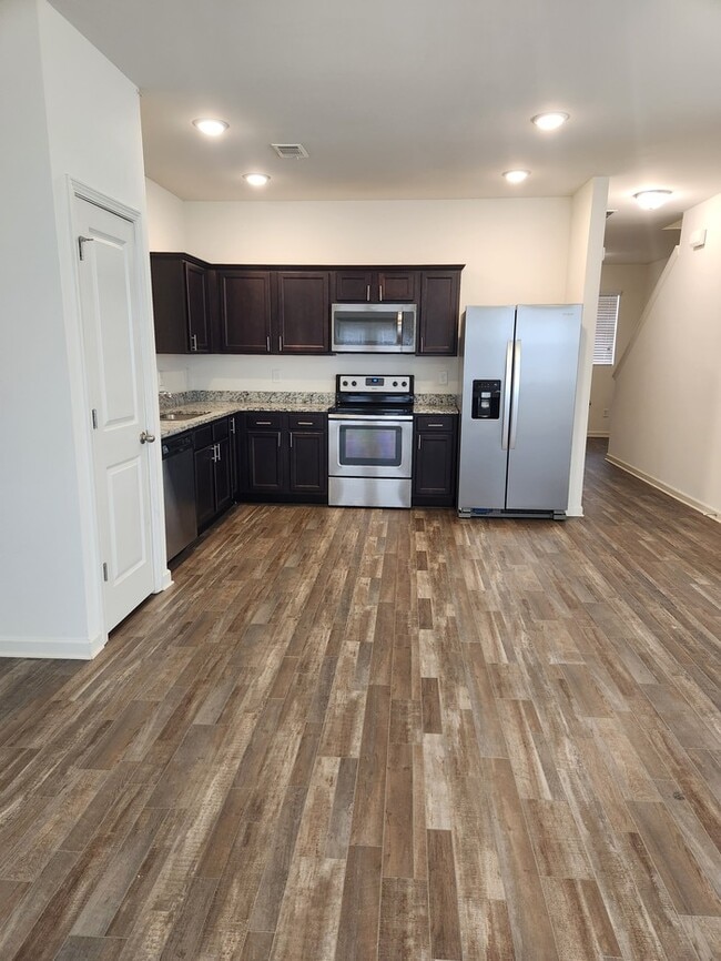 Building Photo - Home Sweet Home!