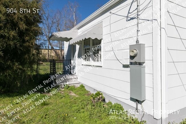 Building Photo - 904 8th St
