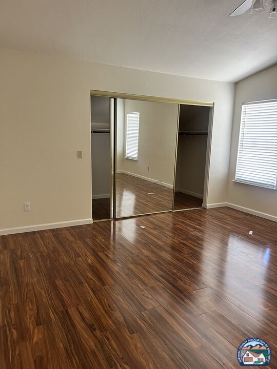 Building Photo - 1240 E Calle De Oro