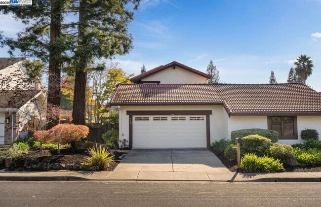 Building Photo - 725 Old Creek Rd