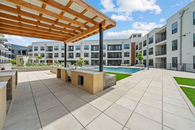 Building Photo - 1701 Simond Ave