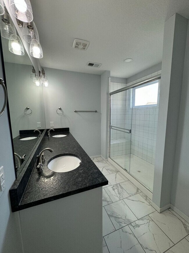 Building Photo - 4 Bedroom, 3 1/2 bathroom in Olathe!