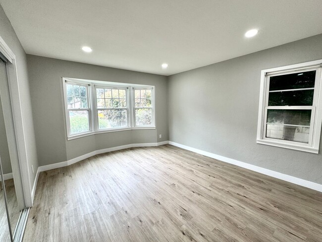 Building Photo - Charming 2 Bedroom Home Near Olivedale Par...