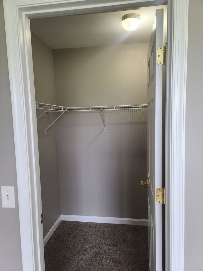 Building Photo - 3 Bed 2.5 Bath Townhome Ready for You in W...