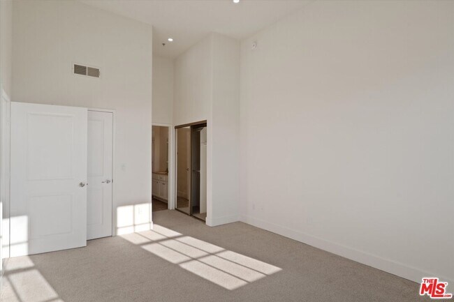 Building Photo - 1225 Armacost Ave