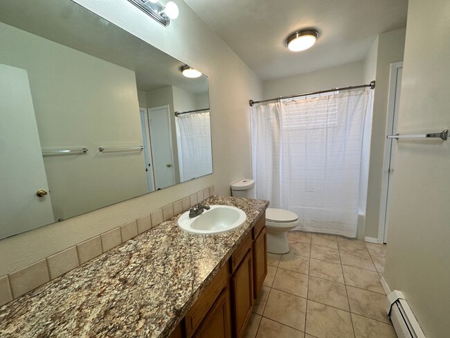 Building Photo - MOVE IN SPECIAL! Cozy 5 bedroom 2 bath Home - Erie