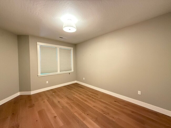 Building Photo - Elegant and Luxurious Cottage Grove Home