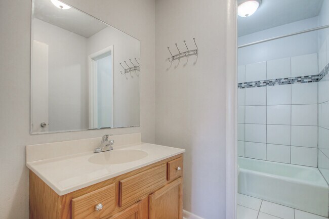 Building Photo - 104 Doral Ct