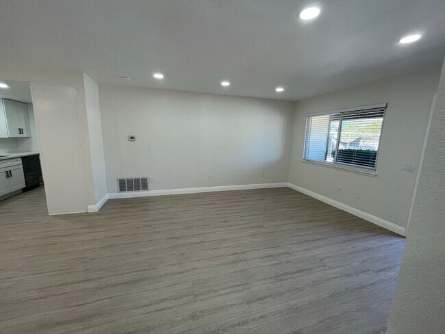 Building Photo - 784