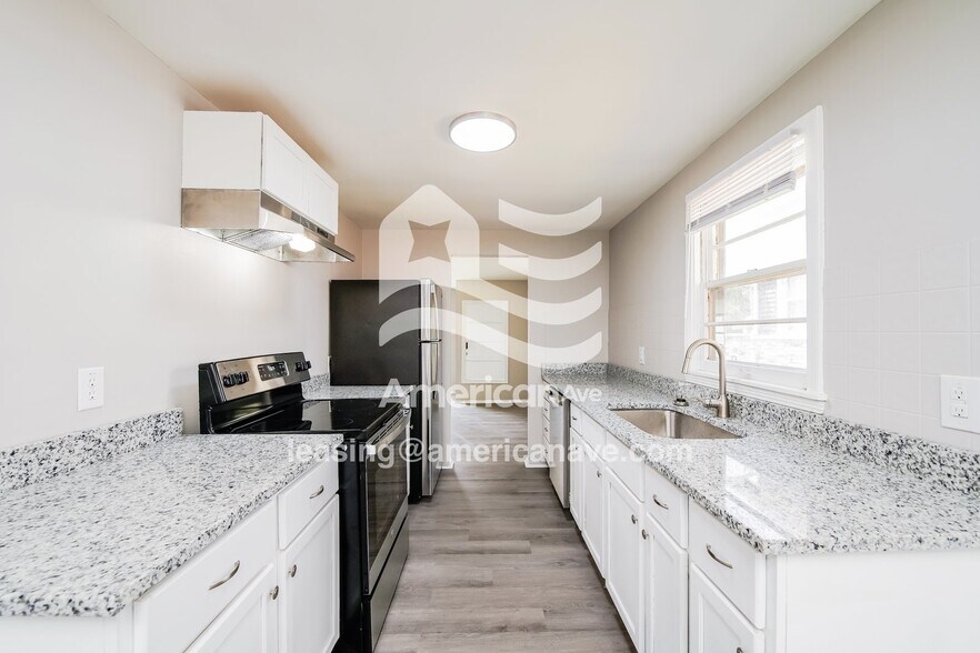 Building Photo - 906 N Adams St