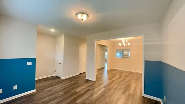 Building Photo - Stunning 4BR Home with Fenced Yard, Loft & Luxury Finishes in highly desirable Woodcreek Farms ne...