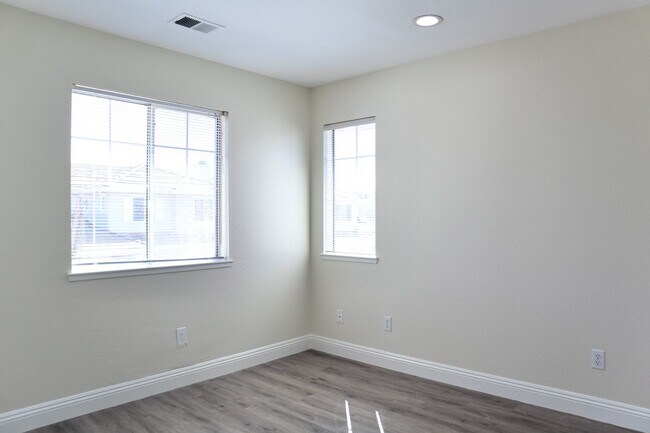 Building Photo - Luxurious 3-bedroom home - beautiful, must...
