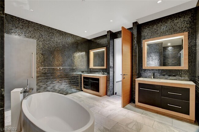 Building Photo - 3750 Las Vegas Blvd S