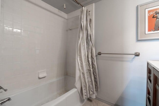 Building Photo - 505 W 7th St