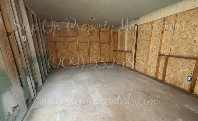 Building Photo - 18669 Pine St