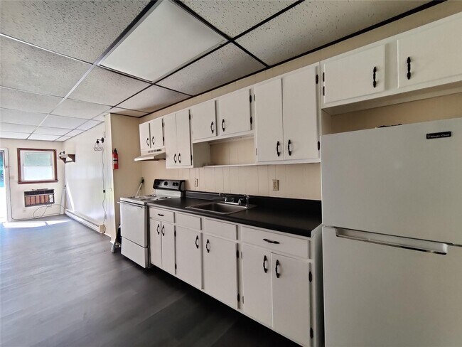 Building Photo - 28 Vineyard Ave