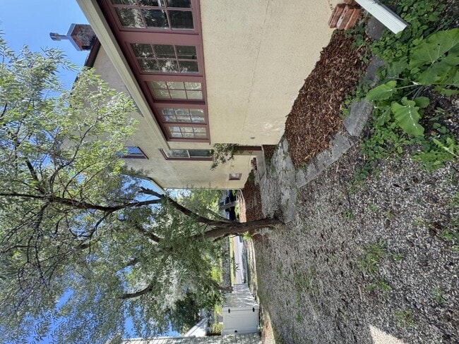 Building Photo - 718 E Broadway St