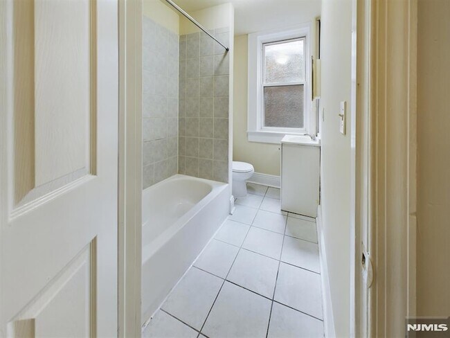 Building Photo - 413 Dodd St