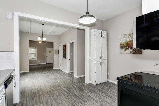 Building Photo - 3 Bedroom 2 bath home with garage in a prime location!