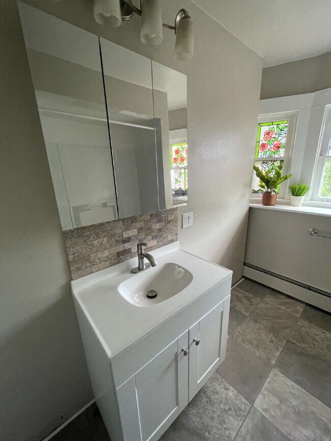 Building Photo - "4-Bed Home with spacious rooms in Wilkes Barre!"