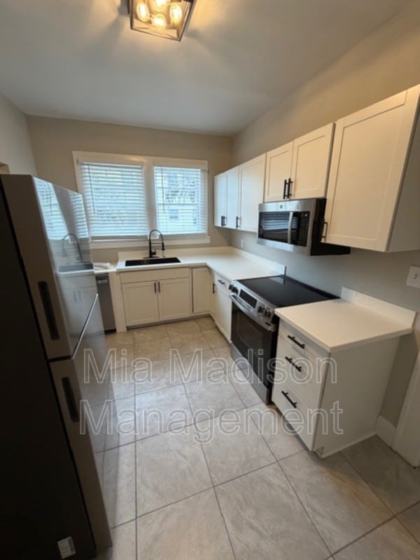 Building Photo - 801 E 39th St